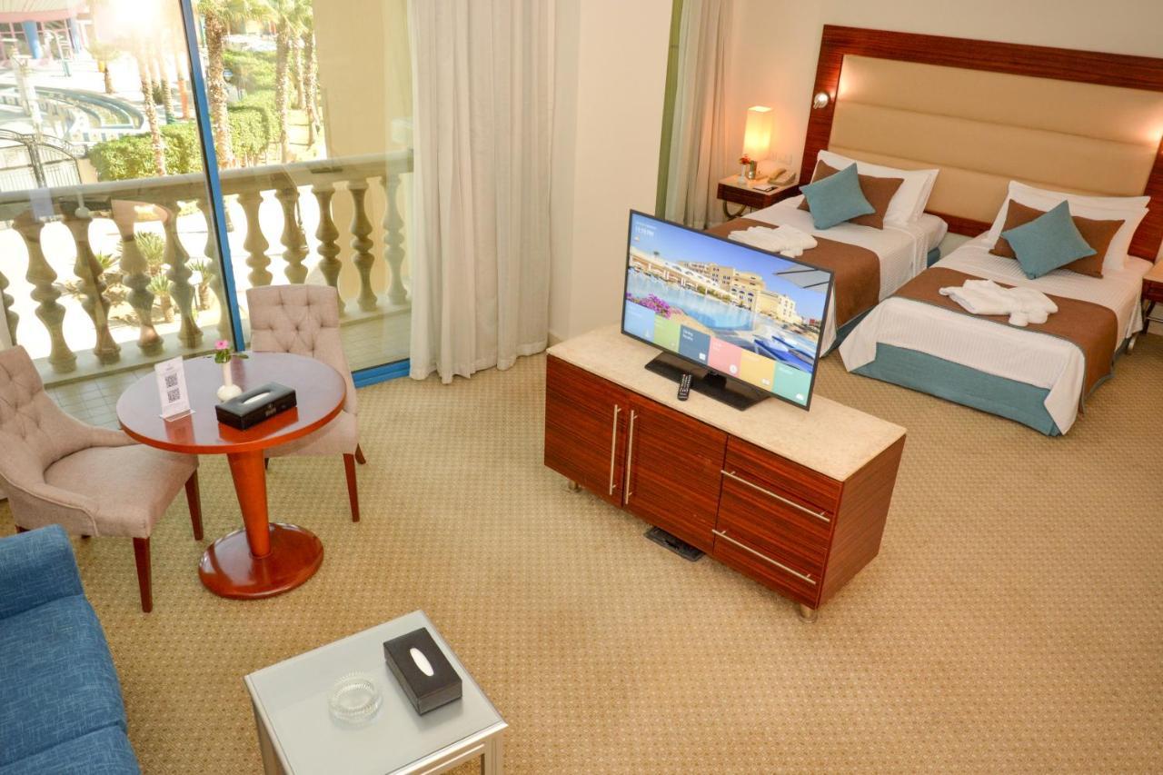 Helnan Dream Hotel And Conference Center 6th of October City Eksteriør billede A hotel room with a television