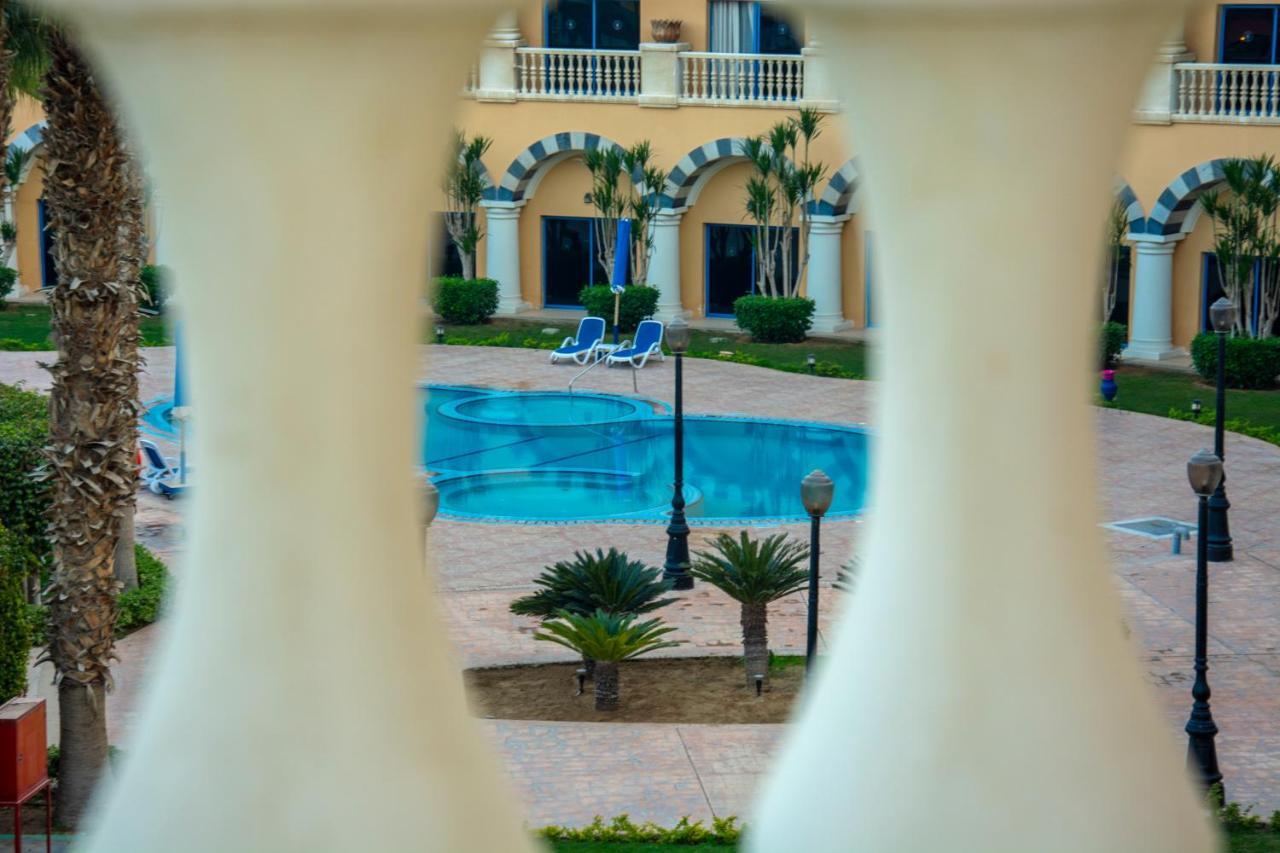 Helnan Dream Hotel And Conference Center 6th of October City Eksteriør billede The swimming pool at the hotel