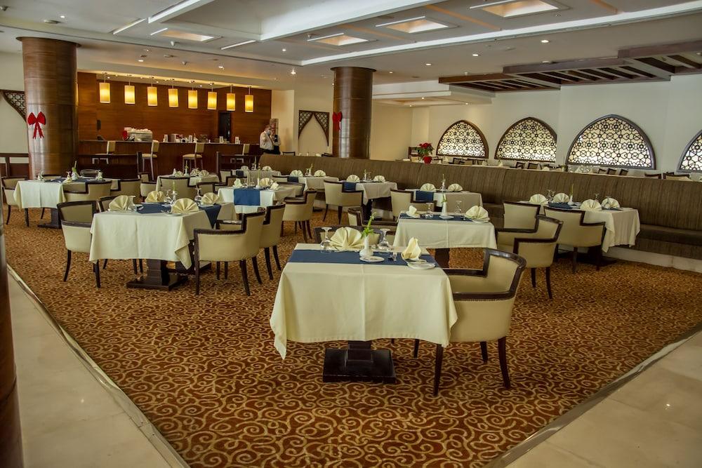 Helnan Dream Hotel And Conference Center 6th of October City Eksteriør billede The restaurant at the hotel