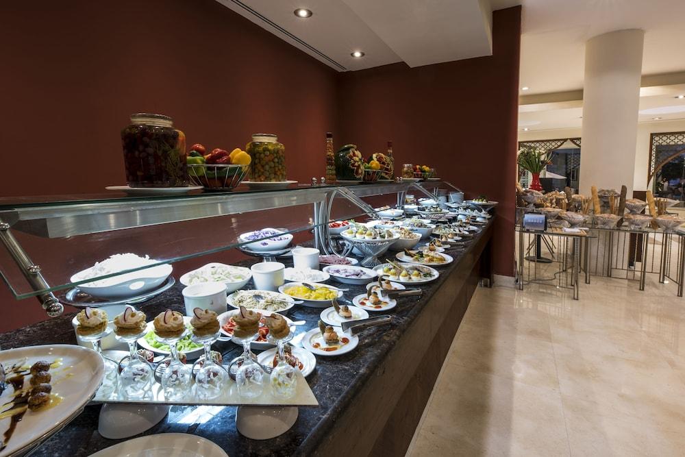 Helnan Dream Hotel And Conference Center 6th of October City Eksteriør billede A buffet at a hotel