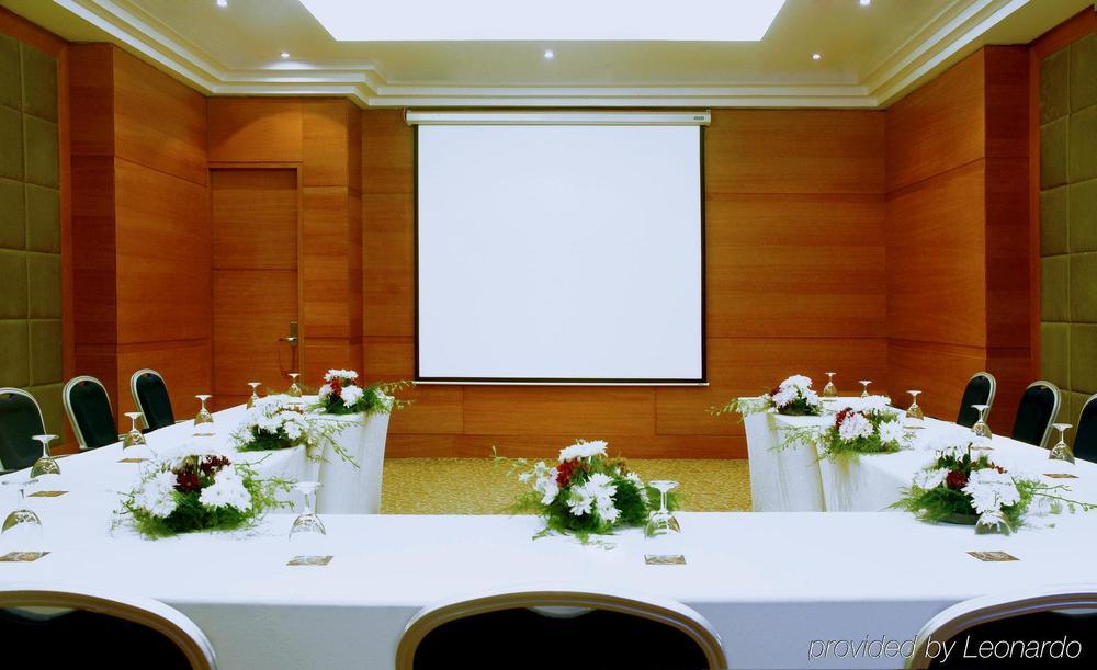 Helnan Dream Hotel And Conference Center 6th of October City Eksteriør billede A projection screen in a meeting room