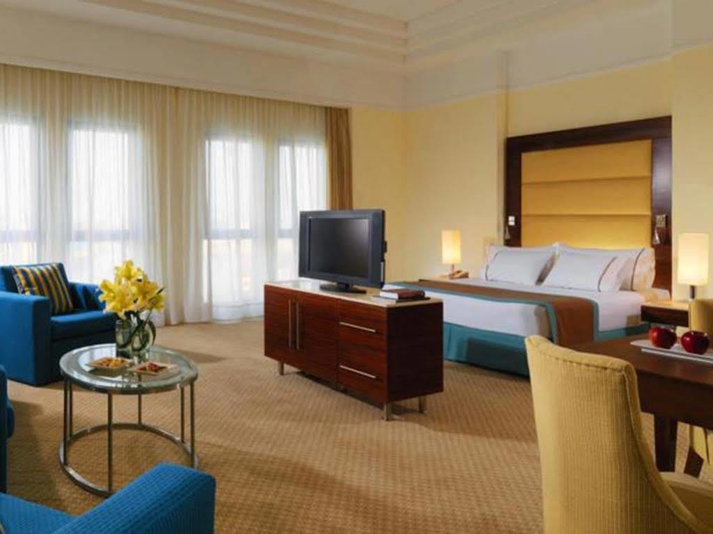 Helnan Dream Hotel And Conference Center 6th of October City Eksteriør billede A room at the Sheraton Jumeirah Hotel